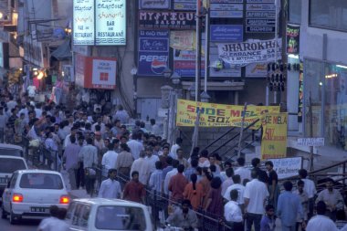 Hindistan 'ın Karnataka eyaletinin Bangalore şehrinde Dükkan ve Trafik Yolu. Hindistan, Bangalore, Nisan 1998