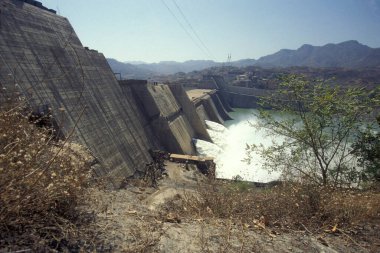 Hindistan 'ın Gujarat ili Kavadiya kasabası yakınlarındaki Narmada Nehri' nde Sardar Sarovar Barajı 'nın inşaat alanı. Hindistan, Gujarat, Nisan 1998