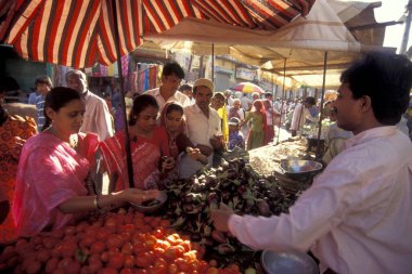 Hindistan 'ın Gujarat eyaletindeki Surat kentindeki gıda pazarındaki insanlar. Hindistan, Gujarat, Nisan 1998