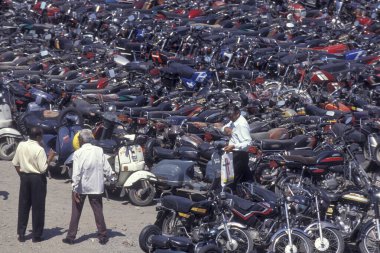 Hindistan 'ın Gujarat eyaletindeki Surat şehrinde bir motosiklet parkı. Hindistan, Gujarat, Nisan 1998