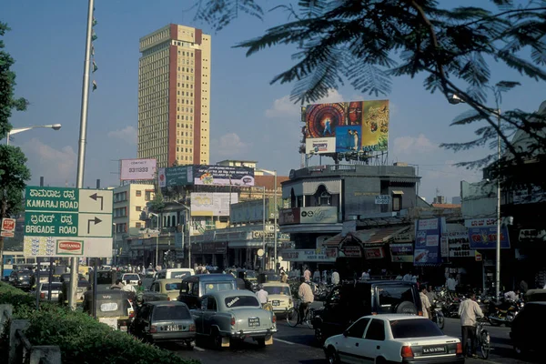 インドのカルナタカ州のバンガロール市のショップや人々とのショッピングストリート インド バンガロール 1998年4月 — ストック写真