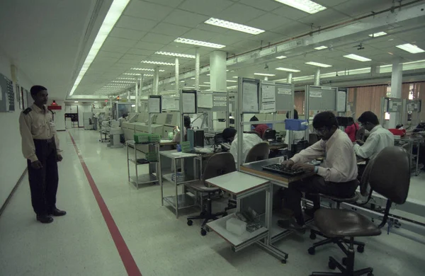 インドのカルナタカ州のバンガロール市のエレクトロニックシティにあるページェルの工場と生産 インド バンガロール 1998年4月 — ストック写真