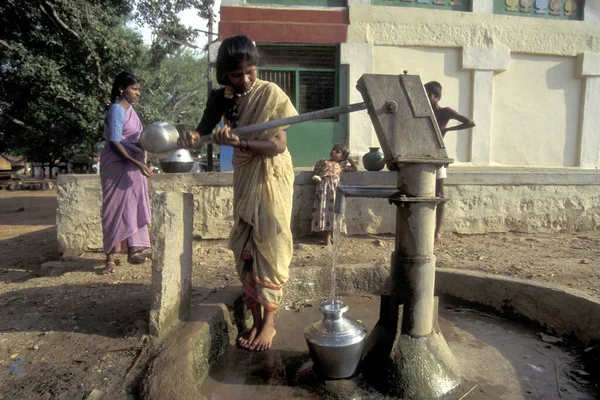 Hindistan 'ın Karnataka eyaletinin Bangalore şehrinde bir su kuyusunda kadınlar. Hindistan, Bangalore, Nisan 1998