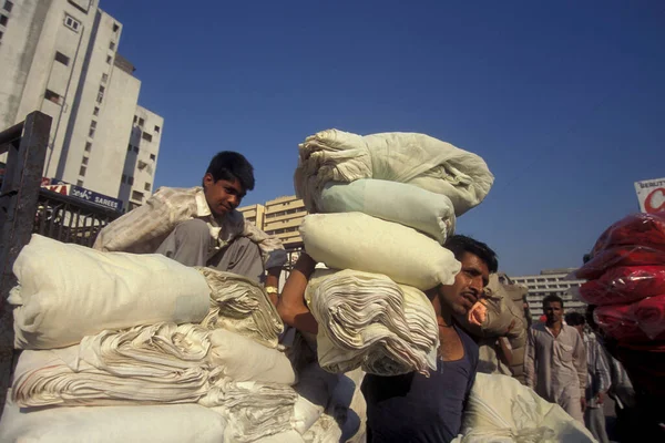 人々はインドのグジャラート州のスラト市の貿易市場でコットンで袋を運びます インド グルジャラート 1998年4月 — ストック写真