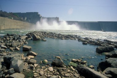 Hindistan 'ın Gujarat ili Kavadiya kasabası yakınlarındaki Narmada Nehri' nde Sardar Sarovar Barajı 'nın inşaat alanı. Hindistan, Gujarat, Nisan 1998