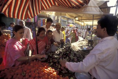 Hindistan 'ın Gujarat eyaletindeki Surat kentindeki gıda pazarındaki insanlar. Hindistan, Gujarat, Nisan 1998