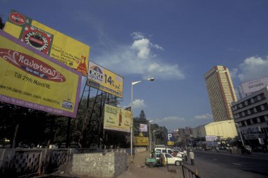 Hindistan 'ın Karnataka eyaletindeki Bangalore şehrinde Dükkanlar ve İnsanlarla bir alışveriş caddesi. Hindistan, Bangalore, Nisan 1998