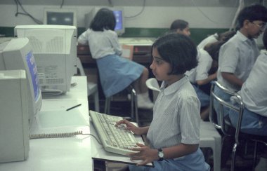 Hindistan 'ın Karnataka eyaletindeki Bangalore şehrindeki Copmputer sınıfında okul çocukları. Hindistan, Bangalore, Nisan 1998