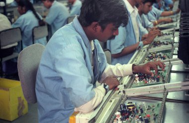 Hindistan 'ın Karnataka eyaletinin Bangalore şehrinde bulunan Elektronik Şehir' de bir Bilgisayar Elektronik Fabrikası ve Yapımı. Hindistan, Bangalore, Nisan 1998