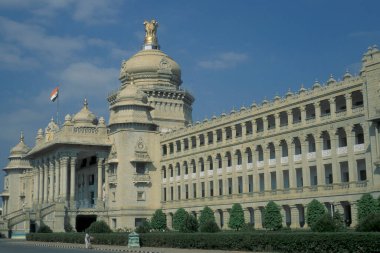 Hindistan 'ın Karnataka ilinin Bangalore şehrinde bulunan Karnataka Eyaleti Parlamentosu Binası. Hindistan, Bangalore, Nisan 1998