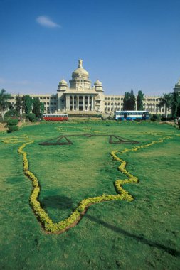 Hindistan 'ın Karnataka ilinin Bangalore şehrinde bulunan Karnataka Eyaleti Parlamentosu Binası. Hindistan, Bangalore, Nisan 1998