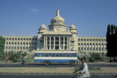 Hindistan 'ın Karnataka ilinin Bangalore şehrinde bulunan Karnataka Eyaleti Parlamentosu Binası. Hindistan, Bangalore, Nisan 1998