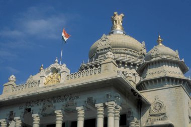 Hindistan 'ın Karnataka ilinin Bangalore şehrinde bulunan Karnataka Eyaleti Parlamentosu Binası. Hindistan, Bangalore, Nisan 1998