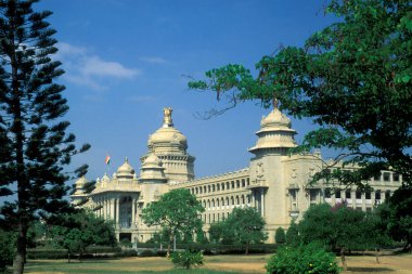 Hindistan 'ın Karnataka ilinin Bangalore şehrinde bulunan Karnataka Eyaleti Parlamentosu Binası. Hindistan, Bangalore, Nisan 1998