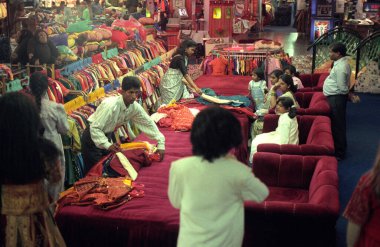 Hindistan 'ın Karnataka eyaletindeki Bangalore şehrindeki Saree ve Oyuncaklar için modern alışveriş merkezi Kemp Kalesi' nin içinde. Hindistan, Bangalore, Nisan 1998