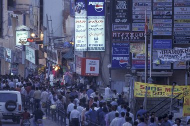 Hindistan 'ın Karnataka eyaletinin Bangalore şehrinde Dükkan ve Trafik Yolu. Hindistan, Bangalore, Nisan 1998