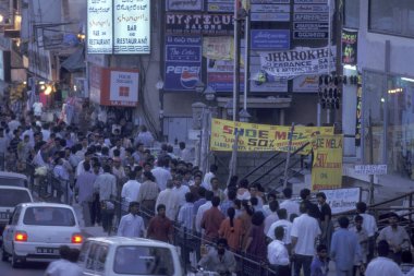 Hindistan 'ın Karnataka eyaletinin Bangalore şehrinde Dükkan ve Trafik Yolu. Hindistan, Bangalore, Nisan 1998