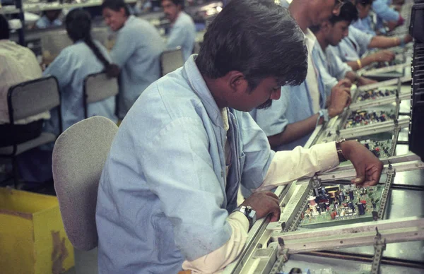 stock image a Factory and Productions of Computer electronics at the Electronic City in the city of Bangalore in the Province Karnataka in India.  India, Bangalore, April, 1998