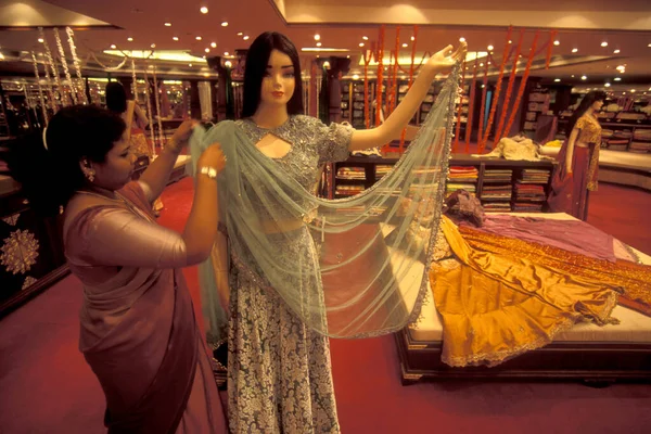 位于印度卡纳塔克省班加罗尔市现代购物中心内的萨里和玩具城堡 1998年4月 班加罗尔 — 图库照片