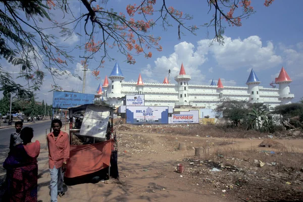 位于印度卡纳塔克省班加罗尔市现代购物中心前的人们为萨里和玩具修建了坎普堡 1998年4月 班加罗尔 — 图库照片
