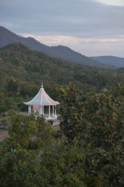 Kuzey Tayland 'da Lampang şehrinin kuzeyindeki Wat Phra Bat Phu Pha Daeng veya Wat Chalermprakiet Prajomklao Rachanusorn Tapınağı' nda bir Pavillon. Tayland, Lampang, Kasım 2016