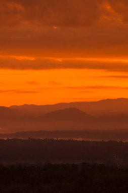 Kuzey Tayland 'da Lampang şehrinin kuzeyinde yer alan Wat Phra Bat Phu Pha Daeng veya Wat Chalermprakiet Prajomklao Rachanusorn Tapınağı' ndan manzara. Tayland, Lampang, Kasım 2016