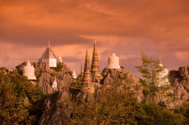 Kuzey Tayland 'da Lampang şehrinin kuzeyindeki Wat Phra Bat Phu Pha Daeng veya Wat Chalermprakiet Prajomklao Rachanusorn Tapınağı. Tayland, Lampang, Kasım 2016