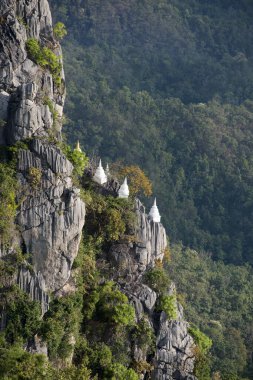 Kuzey Tayland 'da Lampang şehrinin kuzeyindeki Wat Phra Bat Phu Pha Daeng veya Wat Chalermprakiet Prajomklao Rachanusorn Tapınağı. Tayland, Lampang, Kasım 2016