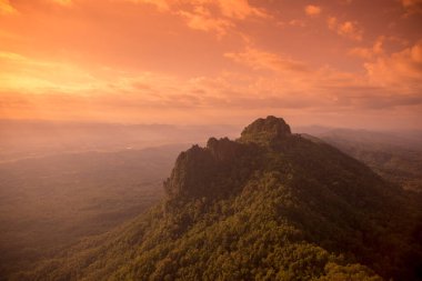 Kuzey Tayland 'da Lampang şehrinin kuzeyinde yer alan Wat Phra Bat Phu Pha Daeng veya Wat Chalermprakiet Prajomklao Rachanusorn Tapınağı' ndan manzara. Tayland, Lampang, Kasım 2016