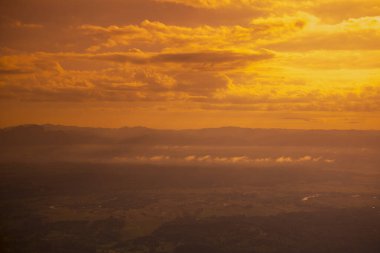 Kuzey Tayland 'da Lampang şehrinin kuzeyinde yer alan Wat Phra Bat Phu Pha Daeng veya Wat Chalermprakiet Prajomklao Rachanusorn Tapınağı' ndan manzara. Tayland, Lampang, Kasım 2016