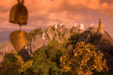 Kuzey Tayland 'da Lampang şehrinin kuzeyindeki Wat Phra Bat Phu Pha Daeng veya Wat Chalermprakiet Prajomklao Rachanusorn Tapınağı. Tayland, Lampang, Kasım 2016
