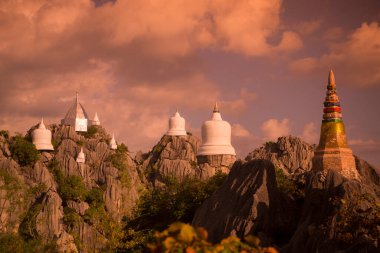 Kuzey Tayland 'da Lampang şehrinin kuzeyindeki Wat Phra Bat Phu Pha Daeng veya Wat Chalermprakiet Prajomklao Rachanusorn Tapınağı. Tayland, Lampang, Kasım 2016