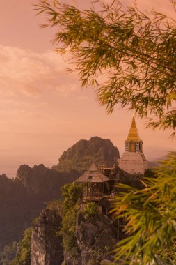 Kuzey Tayland 'da Lampang şehrinin kuzeyindeki Wat Phra Bat Phu Pha Daeng veya Wat Chalermprakiet Prajomklao Rachanusorn Tapınağı. Tayland, Lampang, Kasım 2016