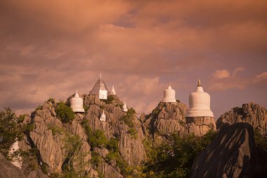 Kuzey Tayland 'da Lampang şehrinin kuzeyindeki Wat Phra Bat Phu Pha Daeng veya Wat Chalermprakiet Prajomklao Rachanusorn Tapınağı. Tayland, Lampang, Kasım 2016