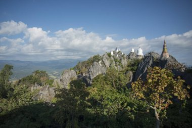 Kuzey Tayland 'da Lampang şehrinin kuzeyindeki Wat Phra Bat Phu Pha Daeng veya Wat Chalermprakiet Prajomklao Rachanusorn Tapınağı. Tayland, Lampang, Kasım 2016