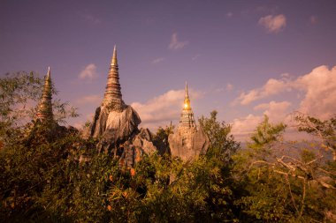 Kuzey Tayland 'da Lampang şehrinin kuzeyindeki Wat Phra Bat Phu Pha Daeng veya Wat Chalermprakiet Prajomklao Rachanusorn Tapınağı. Tayland, Lampang, Kasım 2016