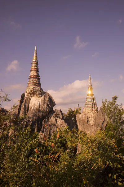 Храм Ват Пхра Бат Пху Пха Даенг Ват Чалермпракиет Праджомклао — стоковое фото