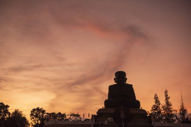 Thailand, Tayland 'daki Prachuap Khiri Han' da Hua Hin kenti yakınlarındaki Keşiş Luang Pu Thuat anıtıyla Wat Huay Mongkol, Hua Hin, Aralık 2023