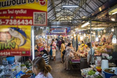 Tayland, Tayland 'da Prachuap Khiri Khan, Hua Hin, Aralık 2023' te Hua Hin şehrindeki marketten alışveriş yapıyor.