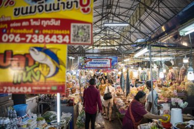 Tayland, Tayland 'da Prachuap Khiri Khan, Hua Hin, Aralık 2023' te Hua Hin şehrindeki marketten alışveriş yapıyor.