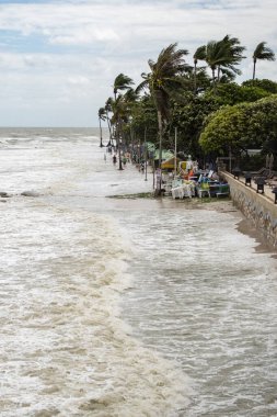 Hua Hin Sahili, Tayland 'da Prachuap Khiri Han' ın eski kenti Hua Hin 'in kıyılarında fırtına, rüzgar ve yağmur altında kalmıştır.