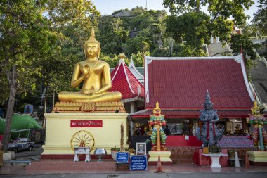 Thailand, Tayland, Hua Hin, Aralık 2023 'te Hua Hin şehrinin güneyindeki Chpstick Tepesi' ndeki Wat Khao Takiab 'da büyük bir Buda.