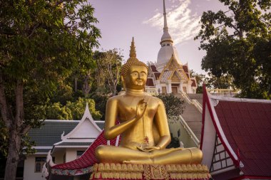 Thailand, Tayland, Hua Hin, Aralık 2023 'te Hua Hin şehrinin güneyindeki Chpstick Tepesi' ndeki Wat Khao Takiab 'da büyük bir Buda.