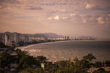Hua Hin şehrinin güneyindeki Chpstick Tepesi 'ndeki Wat Khao Takiab' ın bakış açısına göre Tayland 'da Prachuap Khiri Han, Hua Hin, Aralık 2023