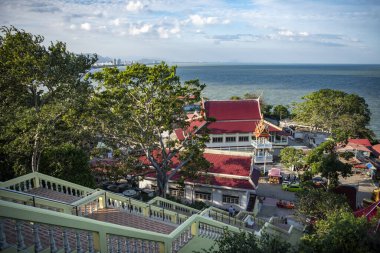 Wat Khao Tabiab ile birlikte Tayland, Tayland, Hua Hin, Aralık 2023 'te Prachuap Khiri Han' daki Hua Hin şehrinin güneyindeki Khao Takiab kasabasında büyük bir Buda bakış açısı.