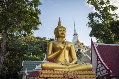 Thailand, Tayland, Hua Hin, Aralık 2023 'te Hua Hin şehrinin güneyindeki Chpstick Tepesi' ndeki Wat Khao Takiab 'da büyük bir Buda.
