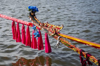 Hua Hin şehrinin güneyindeki Hua Hin Gölü 'ndeki Hua Hin' in Longboat yarışında bir Dragonboat ya da Longboat 'un önünde. Tayland, Hua Hin, Aralık 2023