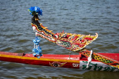 Hua Hin şehrinin güneyindeki Hua Hin Gölü 'ndeki Hua Hin' in Longboat yarışında bir Dragonboat ya da Longboat 'un önünde. Tayland, Hua Hin, Aralık 2023