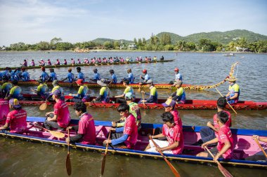 Hua Hin şehrinin güneyindeki Hua Hin Gölü 'ndeki Hua Hin Longboat yarışında Khao Tao Gölü veya Longboat ekipleri. Tayland, Hua Hin, Aralık 2023