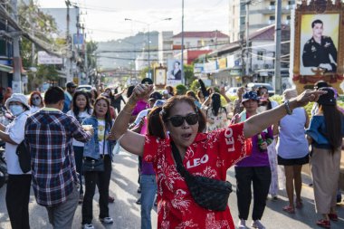 Thailand, Tayland 'da Prachuap Khiri Han' ın Hua Hin şehrindeki caddelerde Wat Hua Hin Tapınağı törenindeki mutlu insanlar, Hua Hin, Aralık 2023